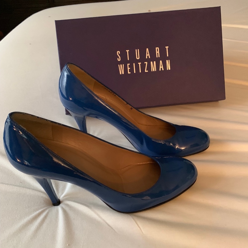 FINAL PRICE DROP!! Stuart Weitzman Round-toe Pumps